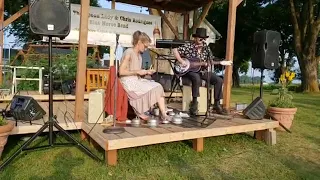 Abby the Spoon Lady and Chris Rodrigues performing Mr. Man at Brachtstock 2018