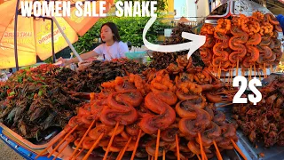 Women sale Snake 2$ Phnom penh - Cambodia