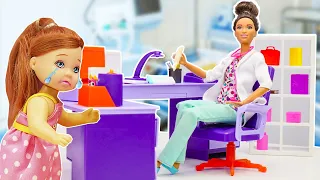 Benvenuti nello studio della dottoressa Barbie! Giochi del dottore con le bambole per bambini