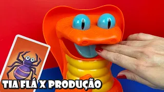 Jogando NÃO ACORDE A COBRA! Tia Flá X Produção