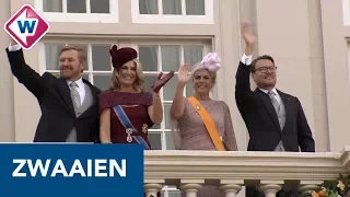 Zwaaien naar de koning en koningin; dit is de balkonscéne - OMROEP WEST