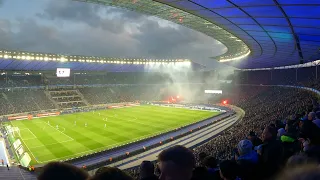 Union-Fans feiern das 1:3 Sheraldo Becker-Tor gegen Hertha im Derby im Olympiastadion 09.04.2022