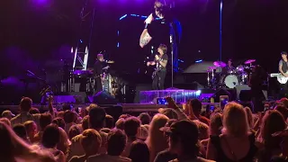 Keith Urban Gives Fan A Guitar