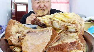 A Qiang has a bad appetite. There are more than ten kilos of steak in the refrigerator. A Qiang mak