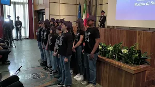 Supereroi cantata dai ragazzi alla Festa per il 171° anniversario della Polizia di Stato ad Aosta