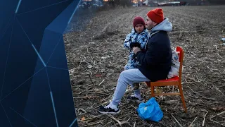 Des réfugiés ukrainiens affluent à la frontière polonaise