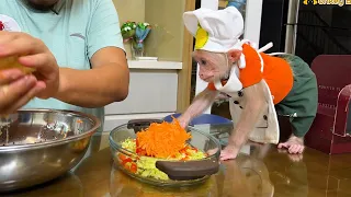 Bibi obediently helps dad make healthy vegetable cakes!