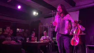 Лєнта за лєнтою -  пісня УПА у виконанні колумбійського гурту у Празі
