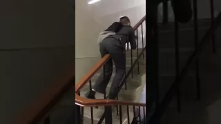Спуск по перилам лестнице