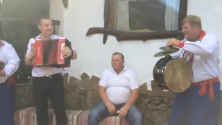 Троїсті музики на Дикому хуторі.