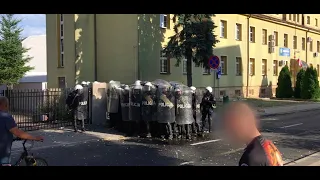 Dostał gazem prosto w twarz! Zamieszki przed komisariatem w Lubinie po brutalnej interwencji|FAKT.PL