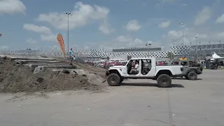 Let's watch some jeeps run the obstacle course at Daytona Jeep Beach week!