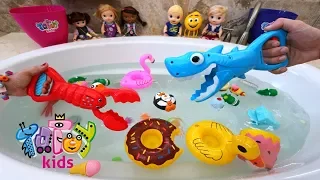 Bananakids plays Picking Toys  🎁🎣 from the Tub 💦🛁!!! Girls VS Boys Challenge!!!