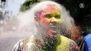 Индуисты празднуют фестиваль красок Холи (новости)