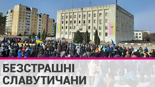 Мешканці Славутича без зброї проганяють окупантів з міста