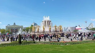 1 мая ВДНХ в Москве. Май, труд крут! Концерты, Парады, Выставки. Смешались в кучу кони, люди.