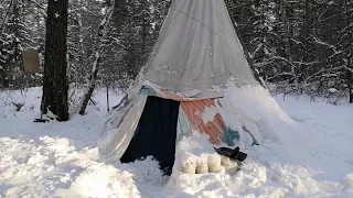 Вигвам зимой. Убираю снег, топлю печь.21серия