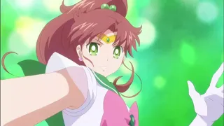 Makoto transforms into Sailor jupiter