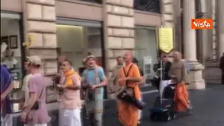 Salvini vede gli Hare Krishna per strada: "Nella prossima vita voglio farlo anche io"