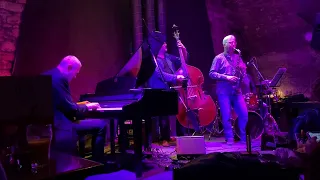 The František Uhlíř Quartet featuring Andy Schofield perform “Confirmation” (Charlie Parker)