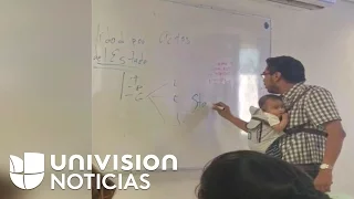 El maestro que se viralizó en las redes por cargar al bebé de su alumna mientras da clases