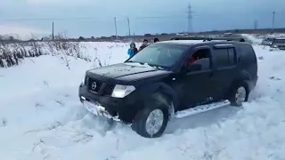 Nissan Pathfinder в снегу