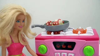 Кен и Барби готовят ужин. Видео для девочек про куклы