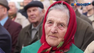 300 волгоградцев вышли на митинг с лозунгом "Чиновникам пенсию рабочих"