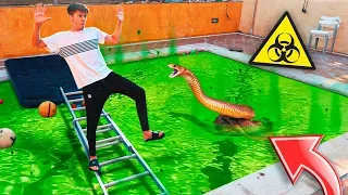 Cruzo la piscina con una SERPIENTE GIGANTE debajo... *ME CAIGO*