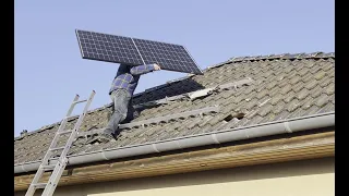 Solarmodul hochtragen - Was für ein Kerl
