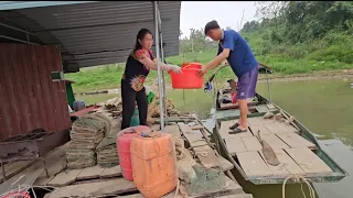 A new day, the couple pulled a basket to catch shrimp. They brought a large nest of shrimp to sell