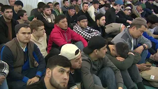 Сотни мусульман отметили Ураза-байрам в Московской соборной мечети