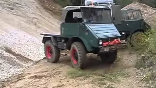 Unimog 411 beim Sand spielen