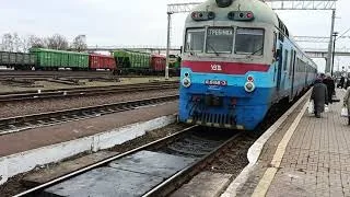 Дизель-поїзд Д1-717/688 "Гребінка-Шевченко" на станції Черкаси і привітна локомотивна бригада