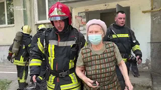 м. Суми: під час пожежі співробітники ДСНС врятували дитину та трьох дорослих (ВІДЕО)