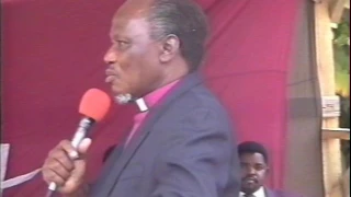 MCHUNGAJI  MOSES KULOLA SALA ZA MAREHEMU HAZIKUPELEKI MBINGUNI