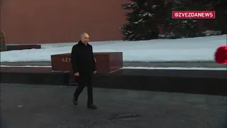 Путин возложил цветы к Киеву, Одессе и другим стелам городов-героев в Александровском саду⚪️⚪️⚪