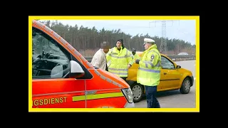 Polizeibeamte gehen gegen dreiste unfall-gaffer vor