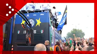 Inter campione, cori tifosi accompagnano bus scoperto a San Siro: è festa Scudetto