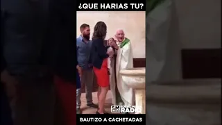 Sacerdote golpea a bebé en bautizo.