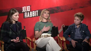 "JOJO RABBITT" Thomasin McKenzie, Scarlett Johansson & Roman Griffin Davis