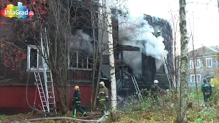 В Цигломенском округе Архангельска сгорел двухэтажный жилой дом