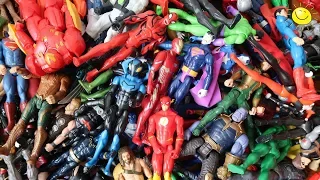 Cajas llenas de figuras de acción coleccionables Marvel y DC