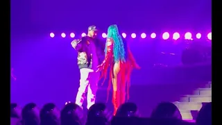 Anuel Llega de sorpresa al concierto de Karol G (VIDEO COMPLETO)