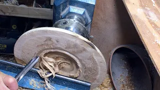 Richard Raffan rough-turns two bowls from sawmill scrap using a ½-in spindle gouge.