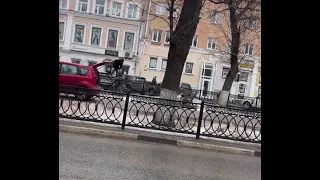 В Твери девушка залезла на памятник Михаилу Кругу, а затем «избила» свою же машину