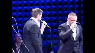 Russell Crowe & Hugh Jackman perform The Confrontation from Les Miserables December 8, 2012