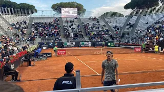 Sascha Zverev hits a seagull playing against Goffin in Rome-Internazionali 2023
