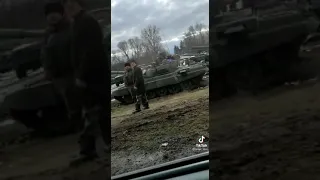 ВОЕНАЯ ТЕХНИКА СТОИТ ВОЗЛЕ ГОРОДА ВРОДЕ НАШИ ?