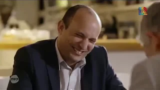 השר נפתלי בנט עושה סטנדאפ לראשונה בחייו.